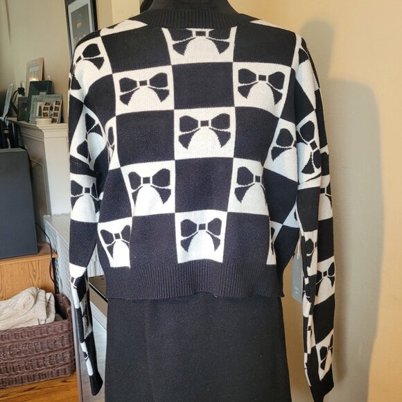 Luna Ivy Black‎ & White Bow Sweater - Picture 1 of 6